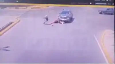 Sale despedido y da varias vueltas en el asfalto: el video del choque en Santa Lucía
