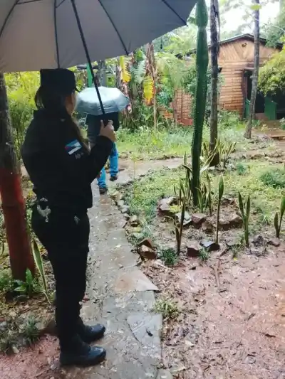 Policías entraron a una casa de Puerto Nuevo por una nena de 8 años y terminaron entregándola a otra mujer