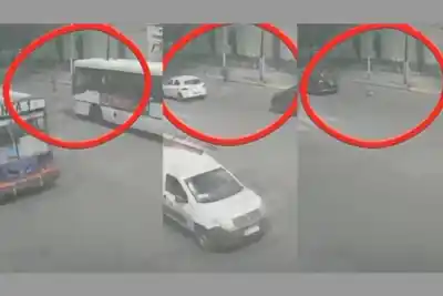 Cruzaba la Belgrano, se desplomó y el colectivo pasó a centímetros: el video