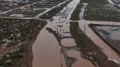 Añelo bajo el agua: hay un poste de luz que quedó colgando del cable y nadie puede circular por dos accesos