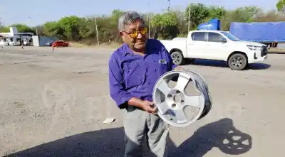 Volvió de Tucumán con la llanta destrozada en la mano y una pregunta que incomoda
