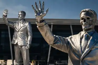 La estatua de DeSantis que se derritió sola y dejó al descubierto una calavera