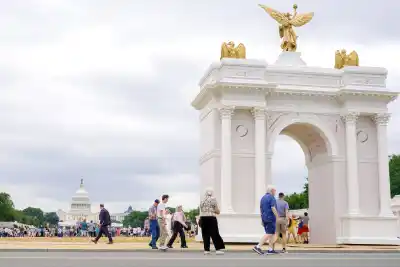 El arco de 76 metros que Trump quiere levantar frente a un cementerio: los planos esconden una promesa