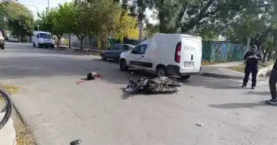 Impacto brutal en una esquina: el detalle que dejó al motociclista al borde de la muerte