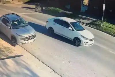 Lo chocó un Fiat Cronos, quedó con la clavícula rota y el auto escapó: la patente que lo delata