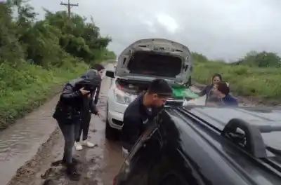 Dos docentes quedaron varadas en plena lluvia en la ruta 20: quiénes se bajaron a ayudarlas