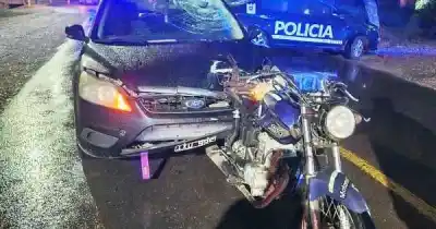 Impacto mortal en una esquina oscura: el conductor quedó detenido y el motociclista sin nombre