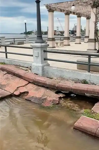 La rotura en la costanera de Corrientes que quedó al descubierto con la crecida