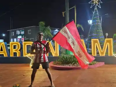 Alentó al Pincha desde Misiones con una vela y tres camisetas: el festejo en Jardín América