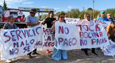 Le cobran el peaje en una ruta llena de pozos: la protesta que se repite cada 3 días