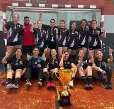 Ushuaia festejó en Santa Cruz: el handball femenino de HAF se quedó con el Patagónico