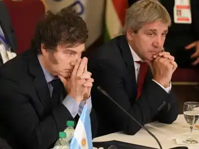 Milei reconoció que los números no cierran y la oposición ya apunta a Caputo