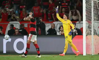 Estudiantes se quedó con diez, pero un gigante de 40 años lo metió en la final