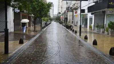 Santiago arranca el viernes con lluvias y el sábado llega el frío: hasta dónde baja el termómetro