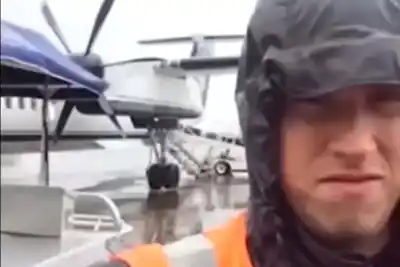 Trabajaba en el aeropuerto, robó un avión y sorprendió a todos con una maniobra: "Me faltan algunos tornillos"