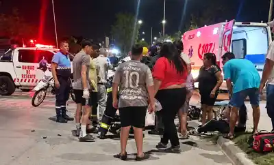 Una moto y una camioneta chocaron en Alberdi: quiénes iban arriba de cada vehículo