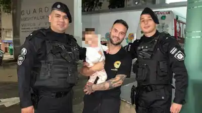 Una bebé de 10 meses dejó de respirar en zona sur y dos policías hicieron lo inesperado