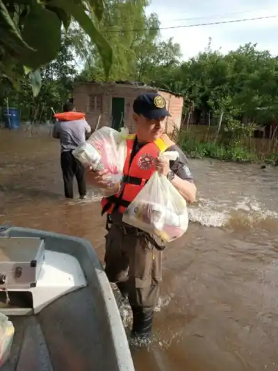 La lancha que cruzó el agua en Vilelas para llevar ropa a siete familias