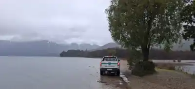 El arroyo ya se metió en la ruta y hay una advertencia para las playas de Bariloche