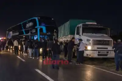Iba a Jujuy con 50 pasajeros y un camión lo embistió desde atrás en plena madrugada