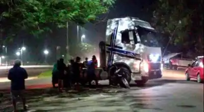El camión le pasó por encima de la moto, pero él salió caminando