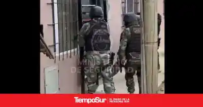 Allanaron cinco casas a la misma hora: en una, la camioneta salió marcha atrás directo contra los policías