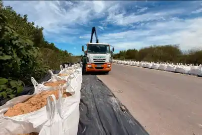 Ibicuy se blinda antes de que el agua llegue: 600 bolsones en la ruta y hacienda que ya se va de las islas