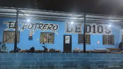 En la cancha donde nació la leyenda, 160 pibes comen todos los días: falta lo básico