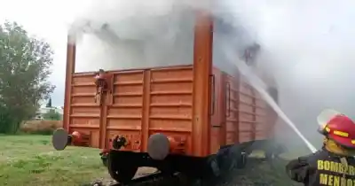 Un vagón de tren quedó reducido a cenizas en un parque: lo que encontraron los bomberos al llegar