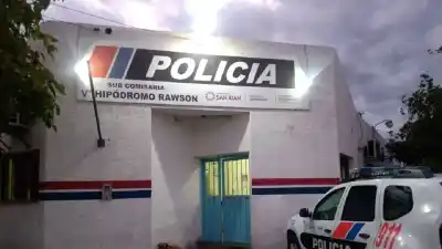 Llegó con su bebé inconsciente a la comisaría y una sargento hizo lo impensable