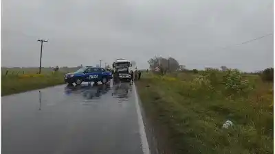 Iba esquivando un bache en la ruta 11 y terminó con un camión encima: el tramo que nadie mira