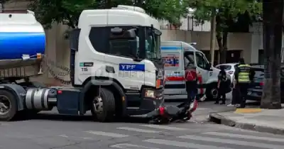 Intentó pasar un camión cisterna de YPF y terminó en el piso: la maniobra que casi sale mal
