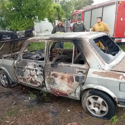 El Fiat 128 ardió en plena calle San Juan y los bomberos tuvieron que pelear horas contra el fuego