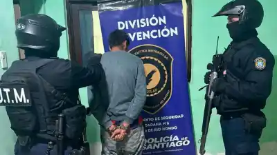 Intentó escapar a pie tras el robo, pero lo que encontraron en su historial dejó en alerta a los vecinos