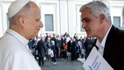 Llevó el reclamo de las universidades al Vaticano y el Papa le respondió con un gesto