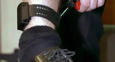 Lo vieron caminar por Pampa y lo que llevaba en el tobillo lo delató