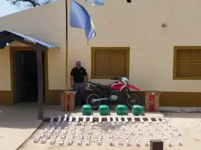 Dos motos, 50 kilos de coca y una huida a pie por el monte formoseño