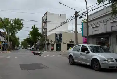 Cruzaba la esquina de Lagos y 25 de Mayo y terminó con dos fracturas