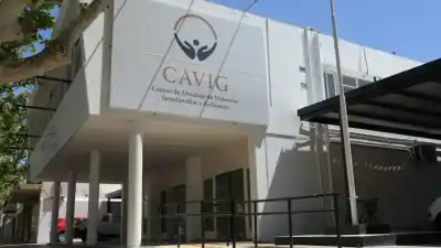 Dejó a su hijo en la escuela, caminó hasta un descampado y terminó reducida por dos hombres