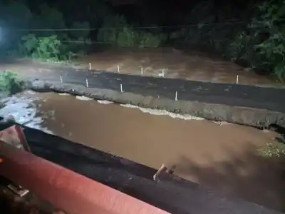 La ruta 7 quedó cortada en Jardín América y el desvío pasa por un puente que mira al arroyo