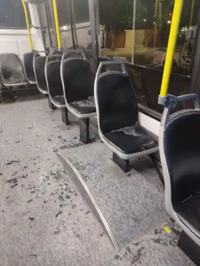 Piedrazos al interno 52 de la 404: lo que quedó tirado en el piso del colectivo