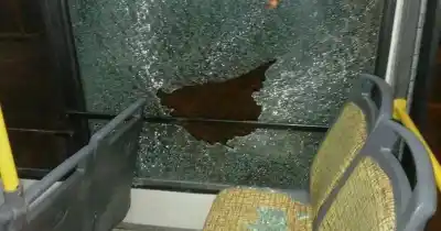 Tiran piedras a los colectivos en Chimbas y la Policía ya sabe qué pasa cuando se van los efectivos