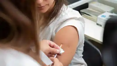 Faltan vacunas contra el dengue en Rosario: cuándo vuelven a las farmacias
