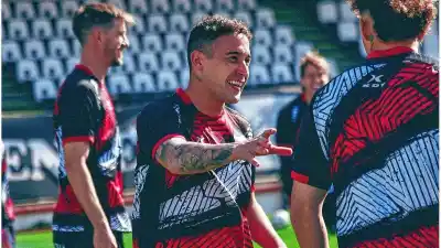 Delfino movió tres piezas y el capitán vuelve: el once de Colón para la visita a Bolívar