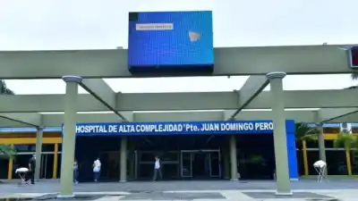 Su papá se debate entre la vida y la muerte, pero le pidieron que consiga la cama por su cuenta