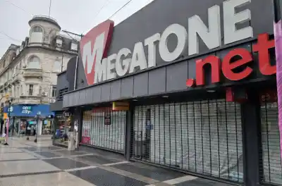 Megatone bajó la persiana en la Peatonal: qué dice el cartel que encontraron los clientes