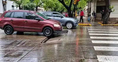 Se hundió el pavimento en pleno centro y hay un detalle que complica al municipio