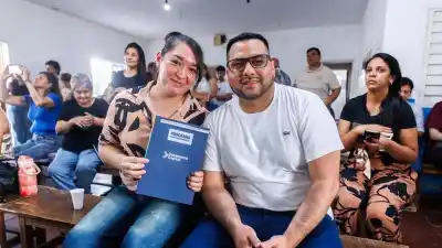 Esperaron décadas por un papel: 17 familias de Altos de Choya ya son dueñas de su casa