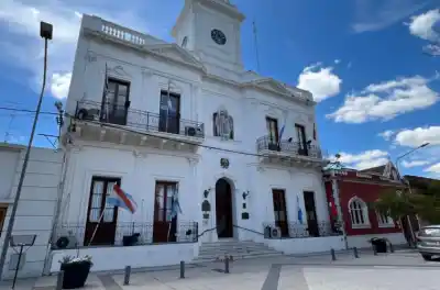 Le pidió ayuda a dos compañeras para un trámite y terminó con una deuda de $3 millones