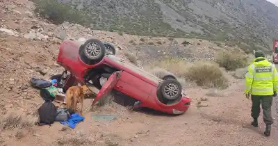 Alta Montaña: una familia chilena volcó en la Ruta 7 y la ambulancia llegó hasta el km 1120